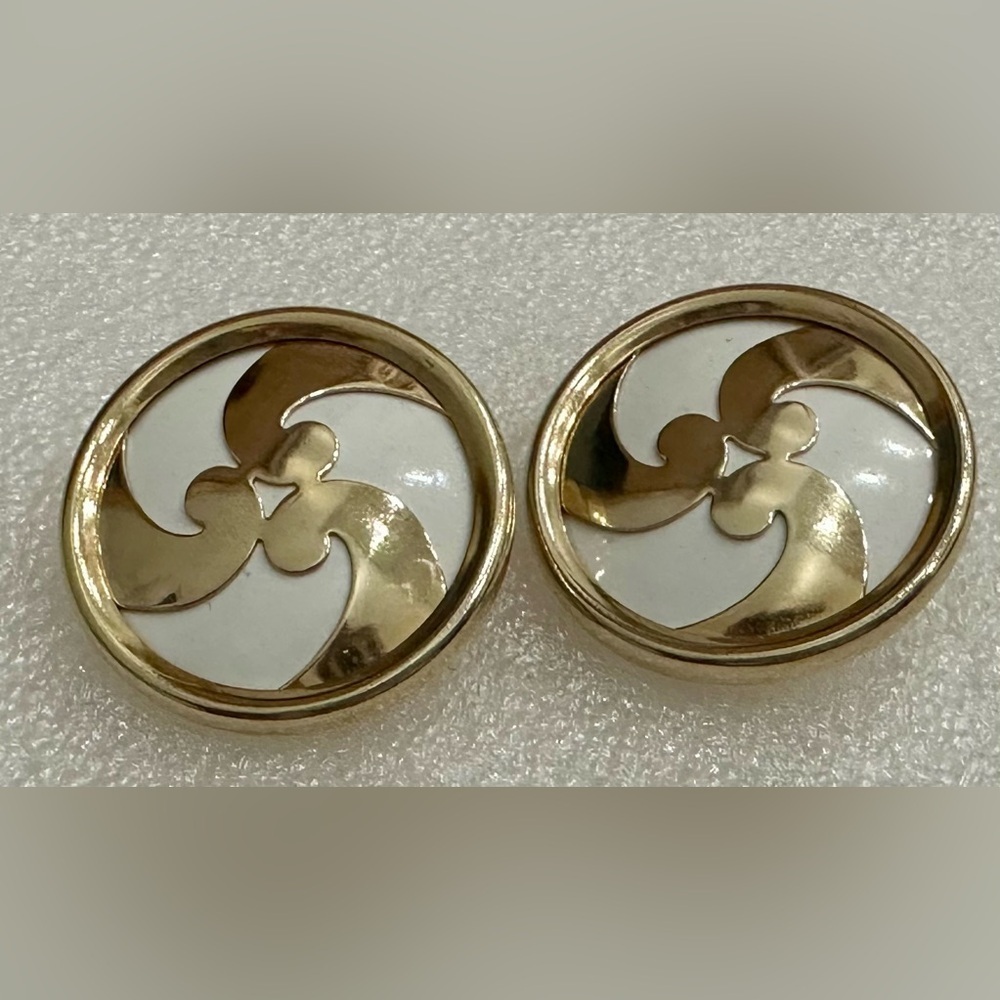 Vintage Sarah Coventry Sea Scroll Gold Tone Clip On Earring w White Enamel